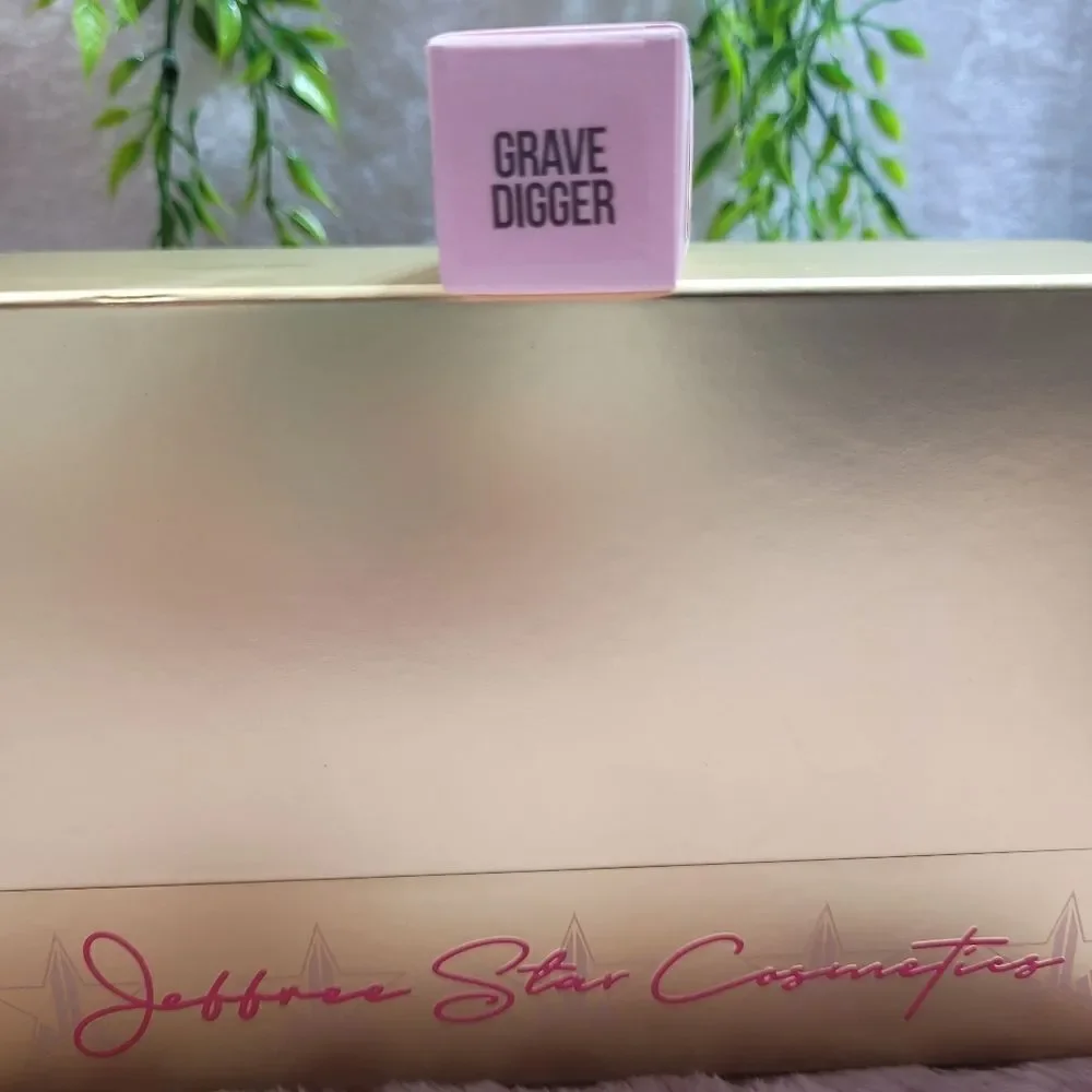 New Jeffree Star Velvet Trap - Grave Digger